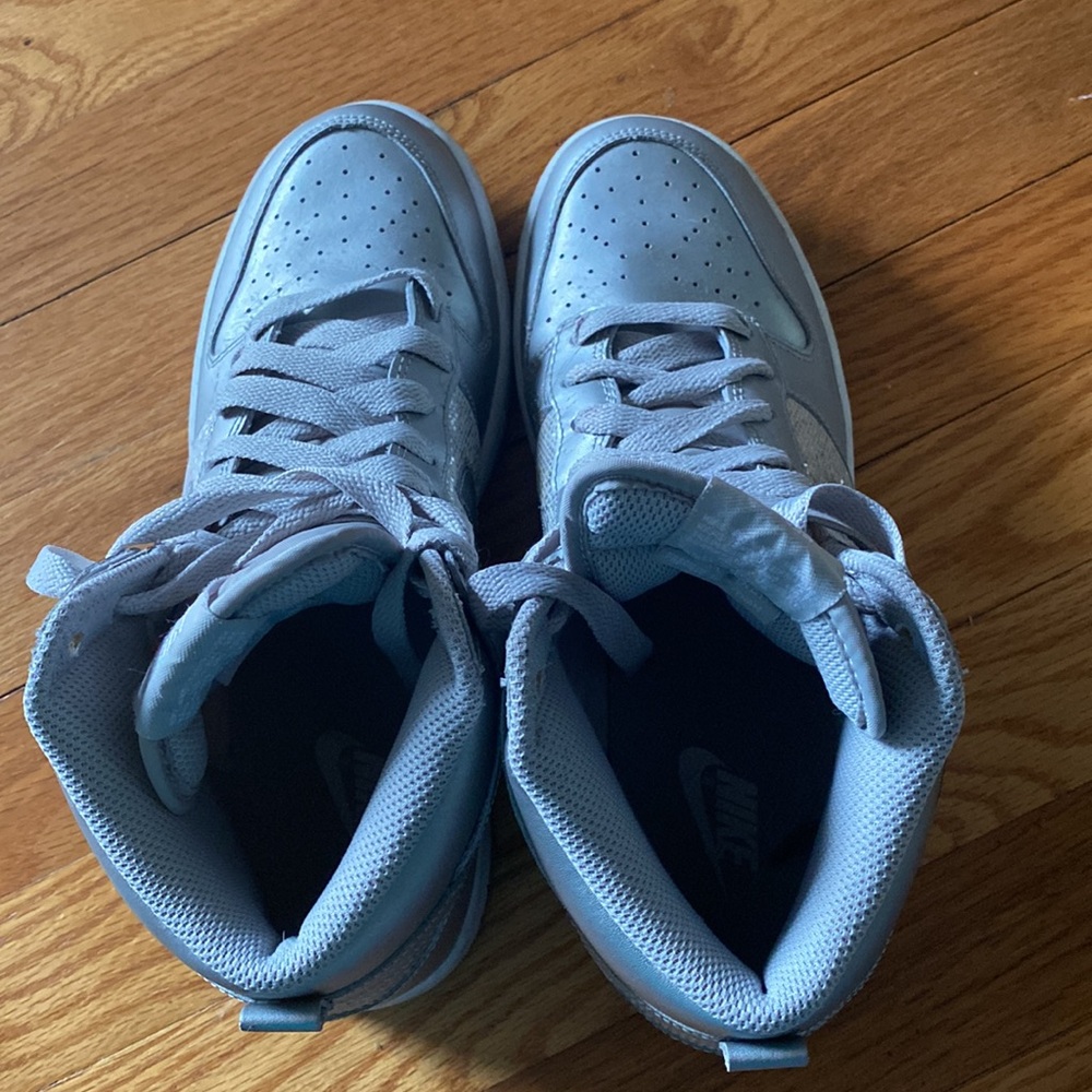 Nike Women's Sneakers in Gray with Silver Accents - Picture 4 of 4